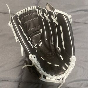 NWT Wilson A360 Youth Black Baseball Glove